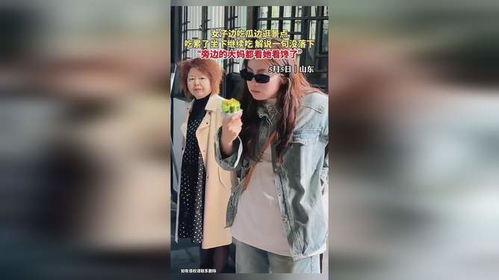 大妈坐旁边吃瓜,揭秘社区生活百态